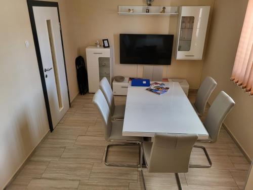 Apartment in Vrsi with Air conditioning WIFI Washing machine Dishwasher — 4-Star Luxury Hotel in Vrsi, Croatia