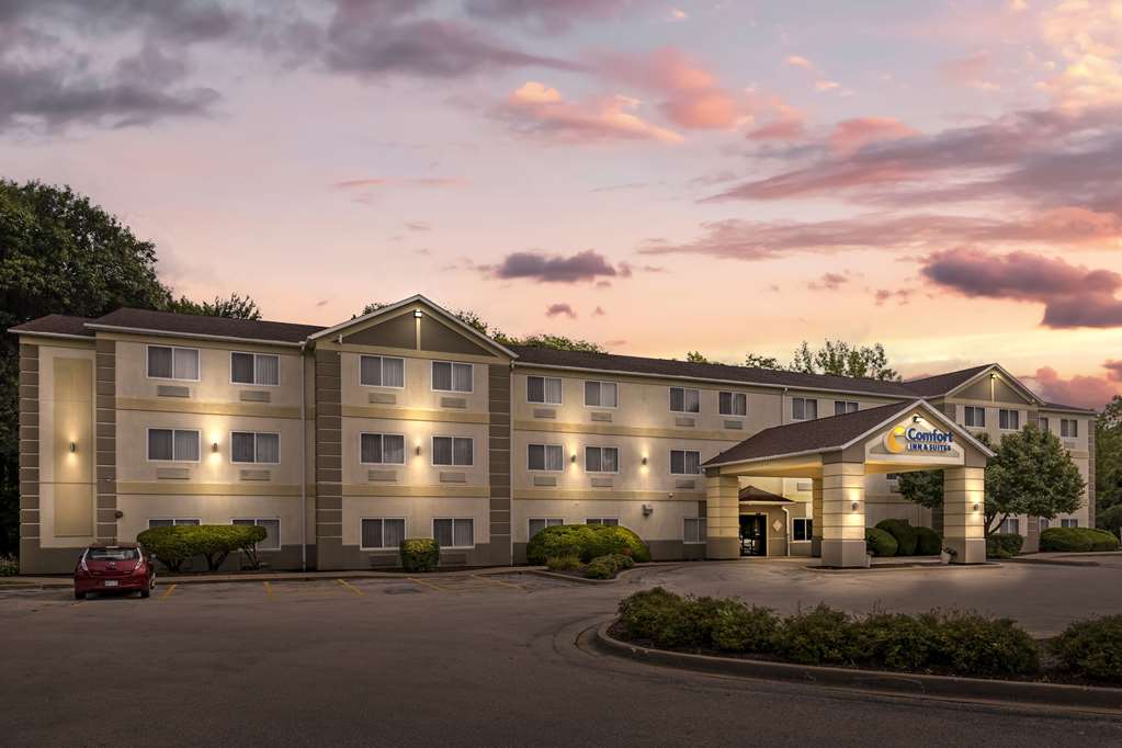 Comfort Inn & Suites East Moline near I 80 - photo 2