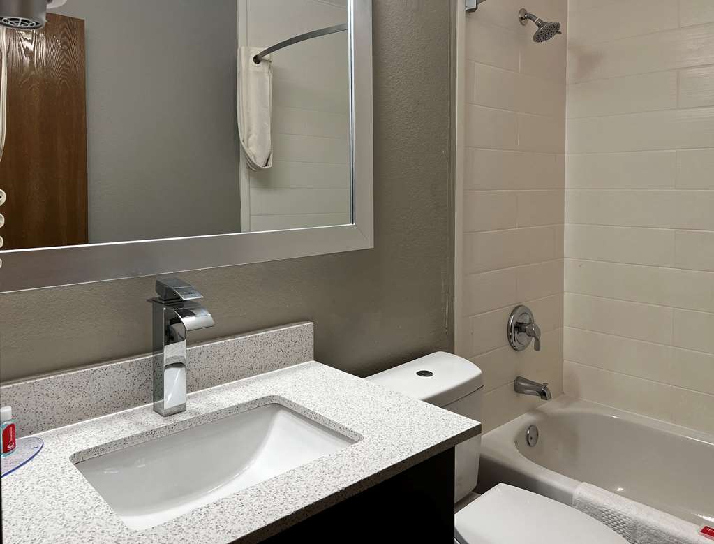 Econo Lodge - photo 19