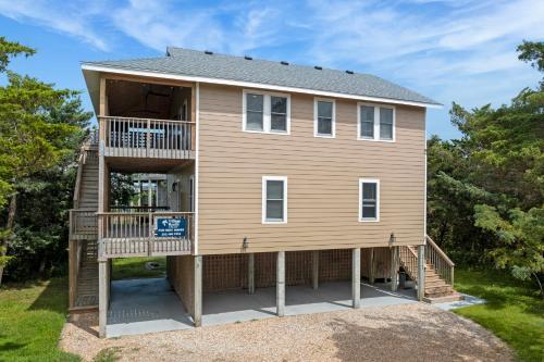 Pompano Place in Avon, United States