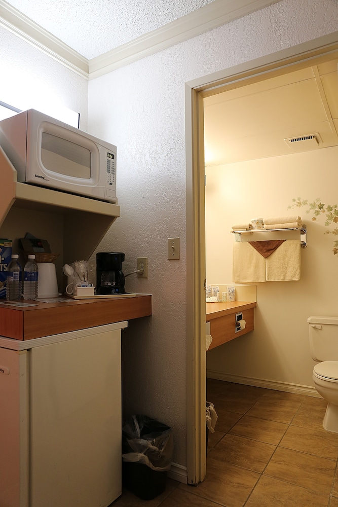 Tamarack Motor Inn — Rocky Mountain House — photo 5