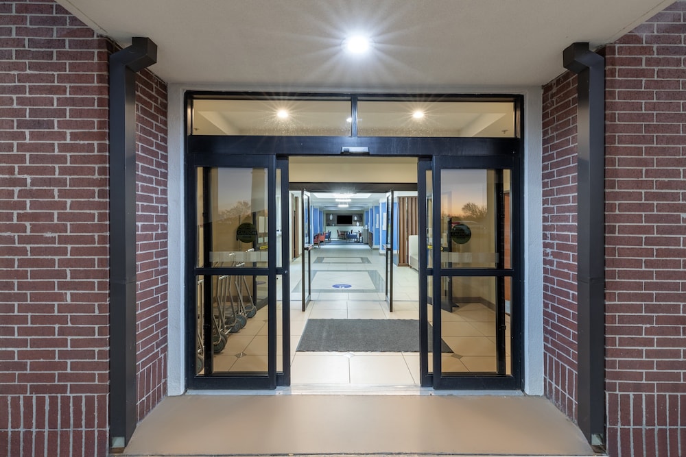 Holiday Inn Express Hotel and Suites Pryor by IHG - photo 42