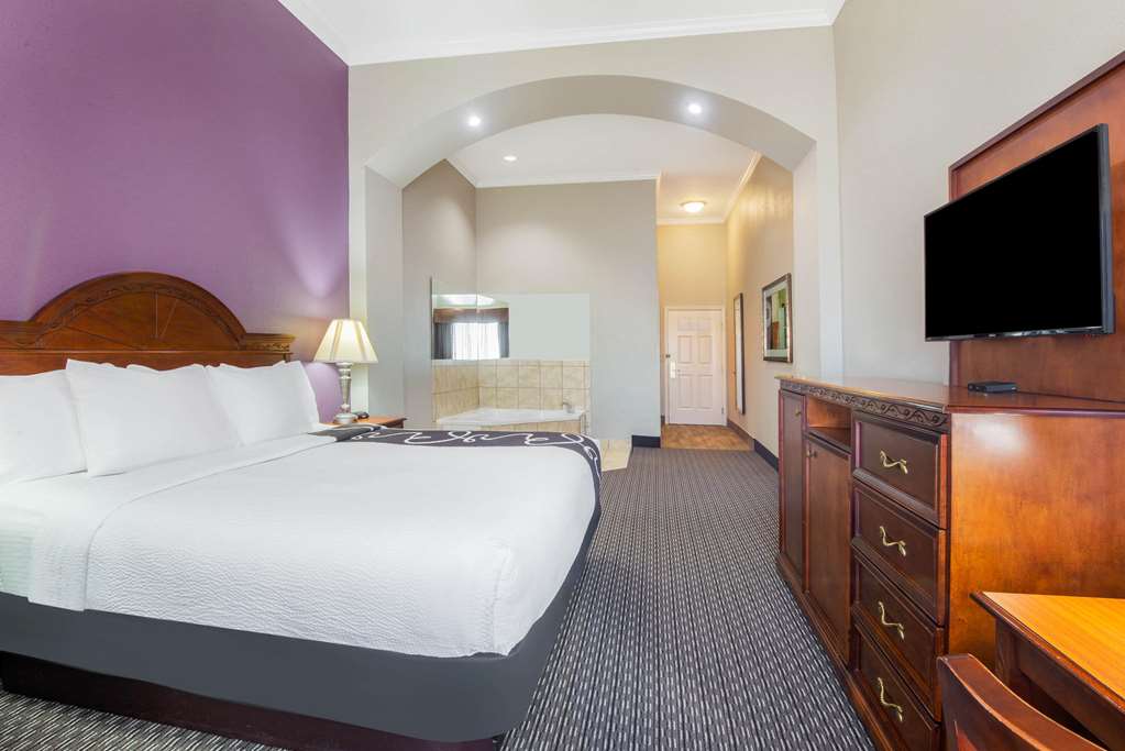La Quinta Inn & Suites by Wyndham Gainesville - photo 21