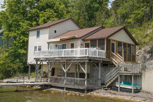 Sunset Paradise Cottage — 4-Star Luxury Hotel in Aurora, United States