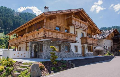 Apartments Edera — 4-Star Luxury Hotel in Selva, Italy