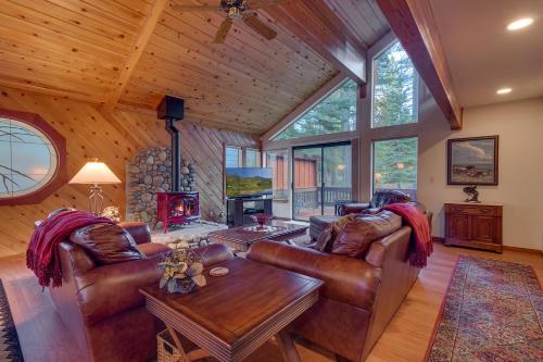 Dogwood Place by Tahoe Getaways 3BR Pet Friendly Tahoe Donner Home w Hot Tub Pool Table Wood Fireplace & HOA Amenities — 4-Star Luxury Hotel in Truckee, United States