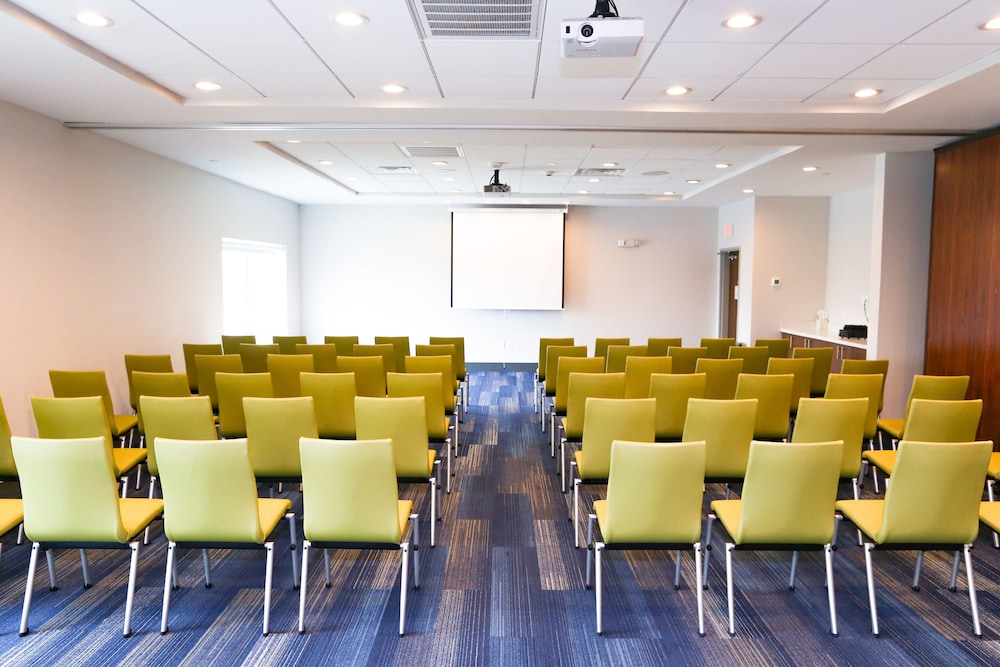 Holiday Inn Express & Suites Houston IAH Beltway 8 by IHG - photo 62