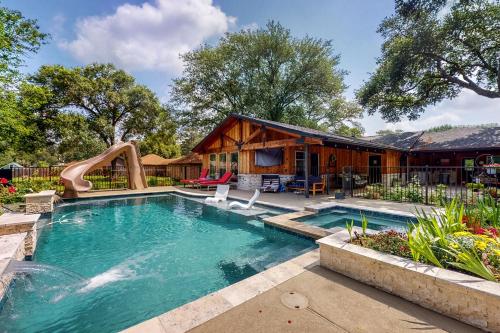 Pool Hot Tub and Pool Table Grand Home in Tomball — 4-Star Luxury Hotel in Tomball, United States