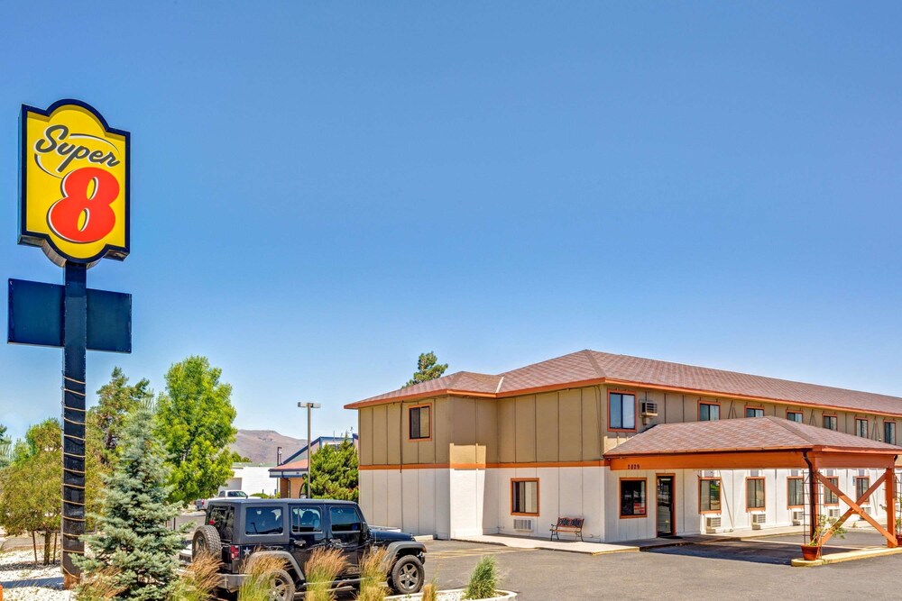 Super 8 by Wyndham Carson City Lake Tahoe - carbon neutral hotel in Carson