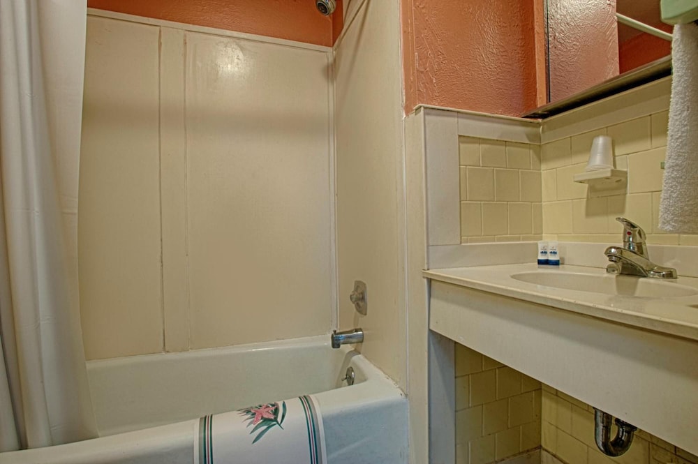 Economy Motel Inn & Suites - photo 16