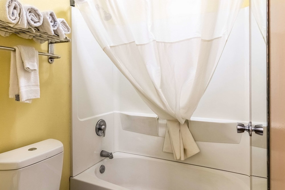 Quality Inn Franklin Cool Springs Area - photo 18