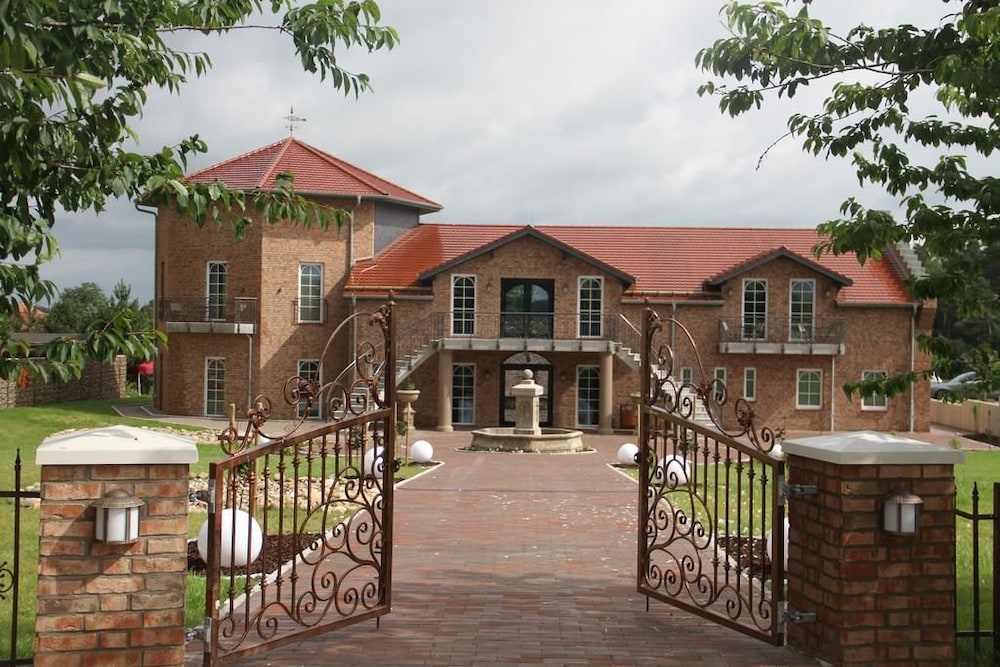 Kur & Landhotel Borstel Treff — 4-Star Luxury Hotel in Dabel, Germany