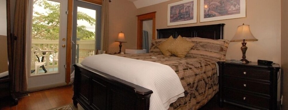 Phoenix House B&B — Stettler — photo 4