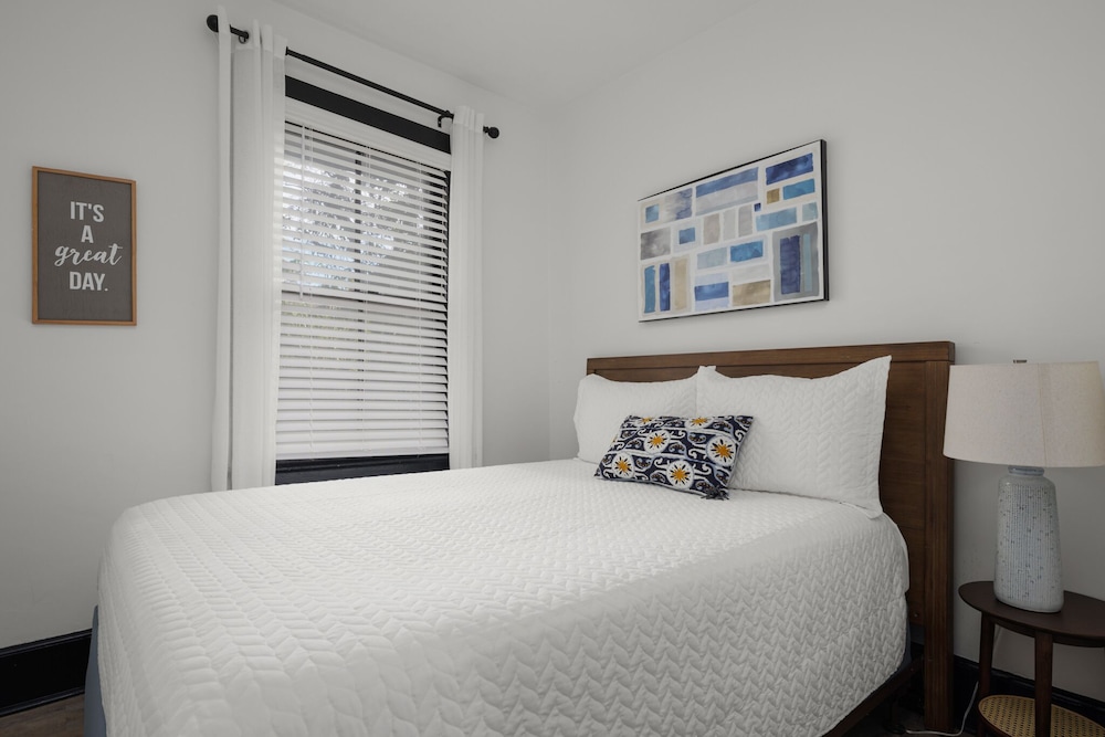 Pacific Cove Manor - photo 3