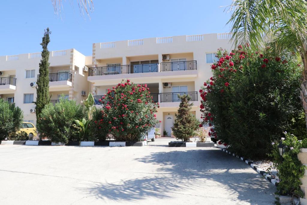 Sunset apartment with pool & 10 mins to Venus beach — 4-Star Luxury Hotel in Paphos, Cyprus
