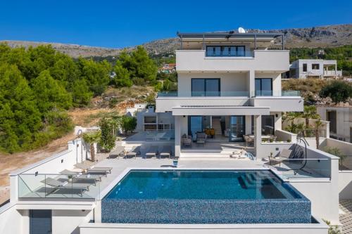 Luxury 5 bedroom villa Princess Korina with heated pool pool table sauna a hot tub — 4-Star Luxury Hotel in Podstrana, Croatia