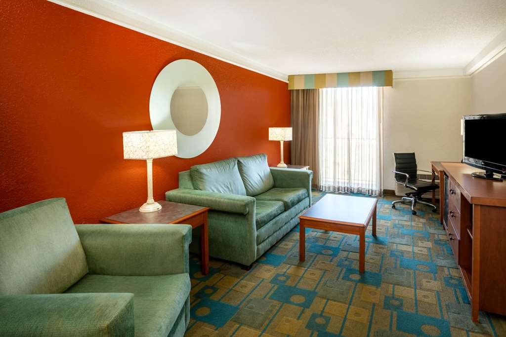 La Quinta Inn & Suites by Wyndham Nashville Airport Opryland - photo 54