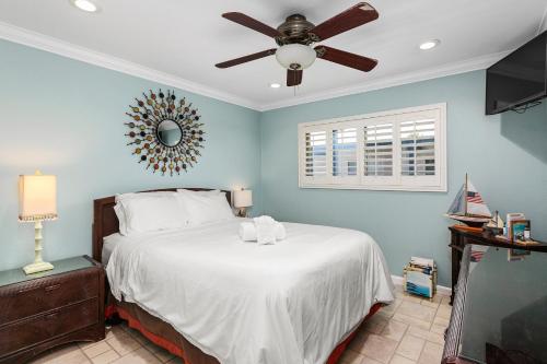 305B Seaside at the Marina 100 Steps to the Sand in Oceanside, United States