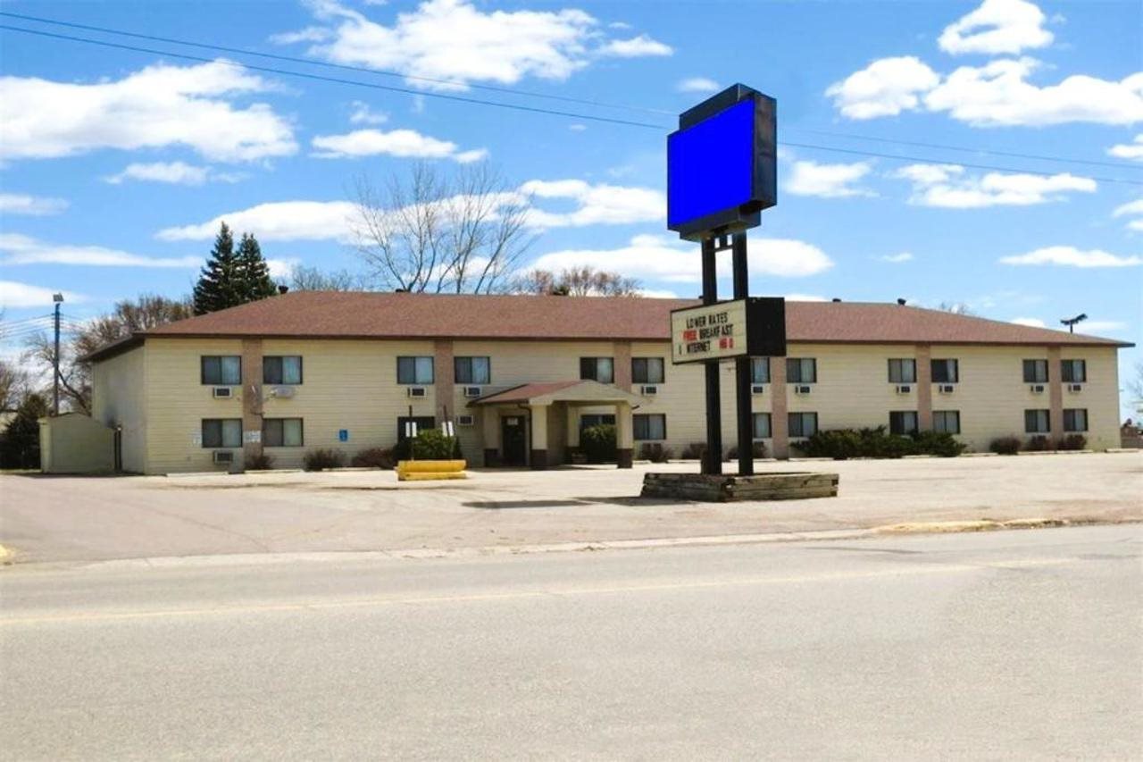 OYO Hotel Pipestone MN Canterbury Park - photo 4