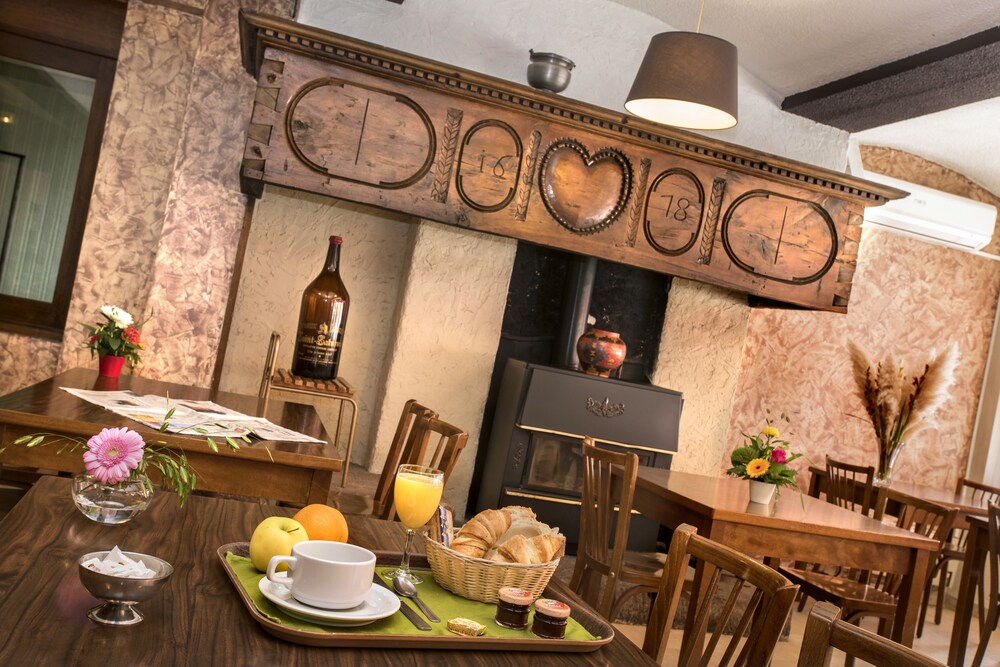 Hotel Du Commerce logis de france - carbon neutral hotel in La Canourgue