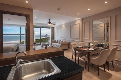 Luxury Apartment Ocean View Free Pool — 4-Star Luxury Hotel in Da Nang, Vietnam