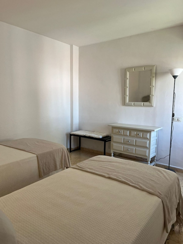 Lovely 2 Bedroom Apartment Near the Beach in Roquetas De Mar, Spain