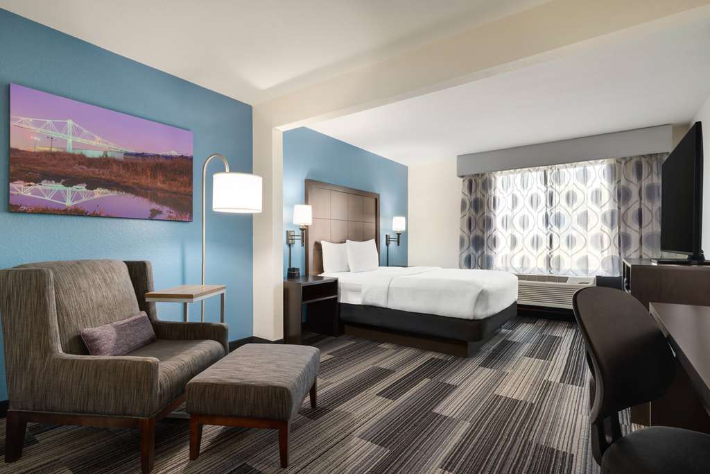 La Quinta Inn & Suites by Wyndham Springfield Airport Plaza - photo 14