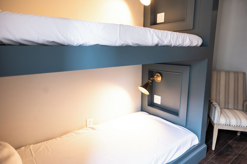 The Gas Lamp Hotel 3BR Suite Edison - photo 8