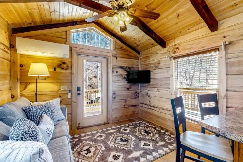 Hillside Hideaway - carbon neutral hotel in Franklin
