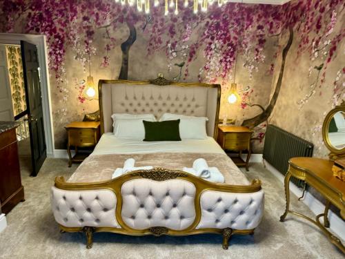 Secret Garden House 7 bed Manor House with Hot Tub and Magical walled Gardens — 4-Star Luxury Hotel in Leyburn, United Kingdom