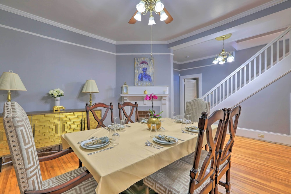 Spacious Lanett Haven with Sunroom And Large Deck — hotel in Lanett