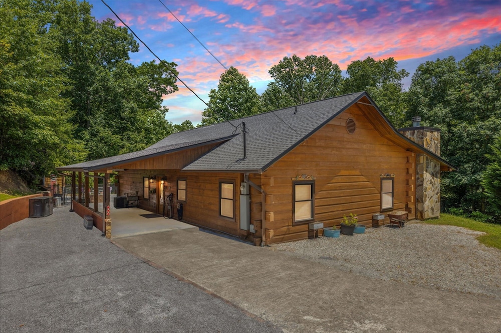 Chasing Cubs Cabin by Beyond Expectations — 4-Star Luxury Hotel in Sevierville, United States