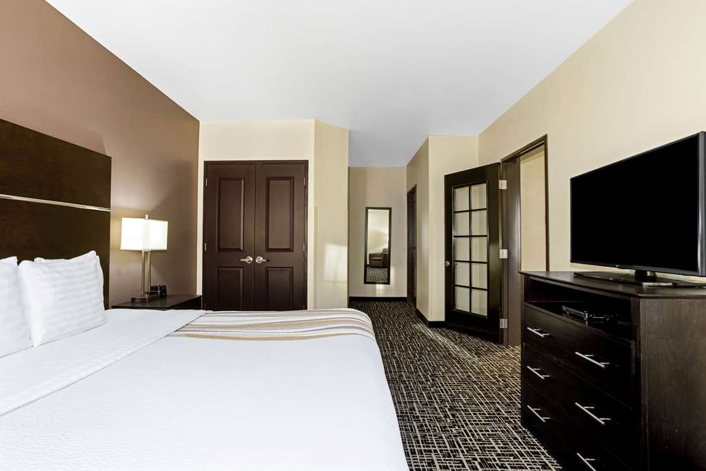 La Quinta Inn & Suites by Wyndham Denver Gateway Park - photo 42