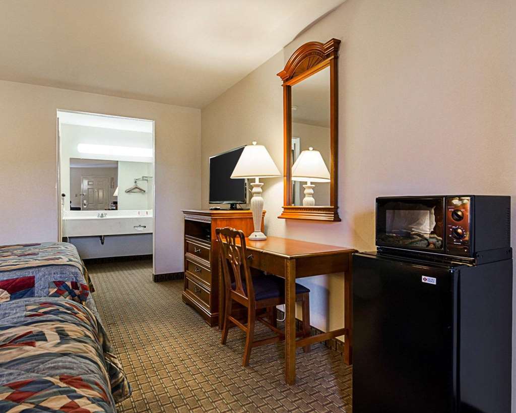 Econo Lodge Richmond North - photo 18