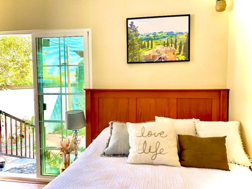 Sweet Tuscan Dreams Private Entrance & Bathroom with Patio — hotel in Encino