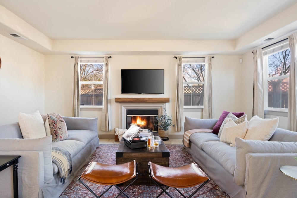 Fiano by Avantstay Centrally Located Haven w Stunning Courtyard & Pool Table - photo 17