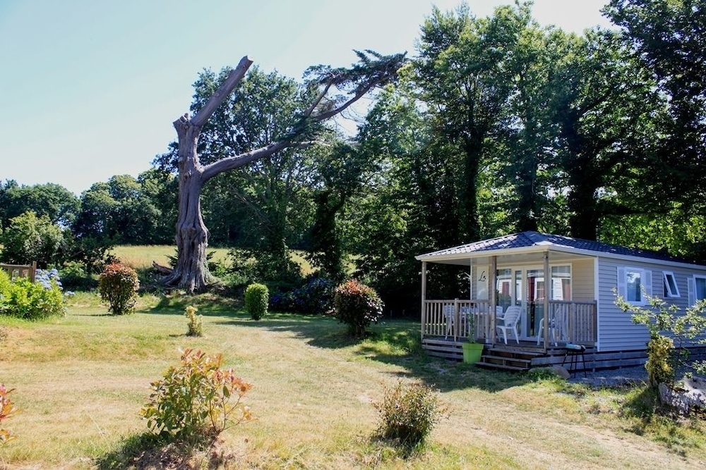 Insolites Du Camping De Trezulien — 4-Star Luxury Hotel in Douarnenez, France