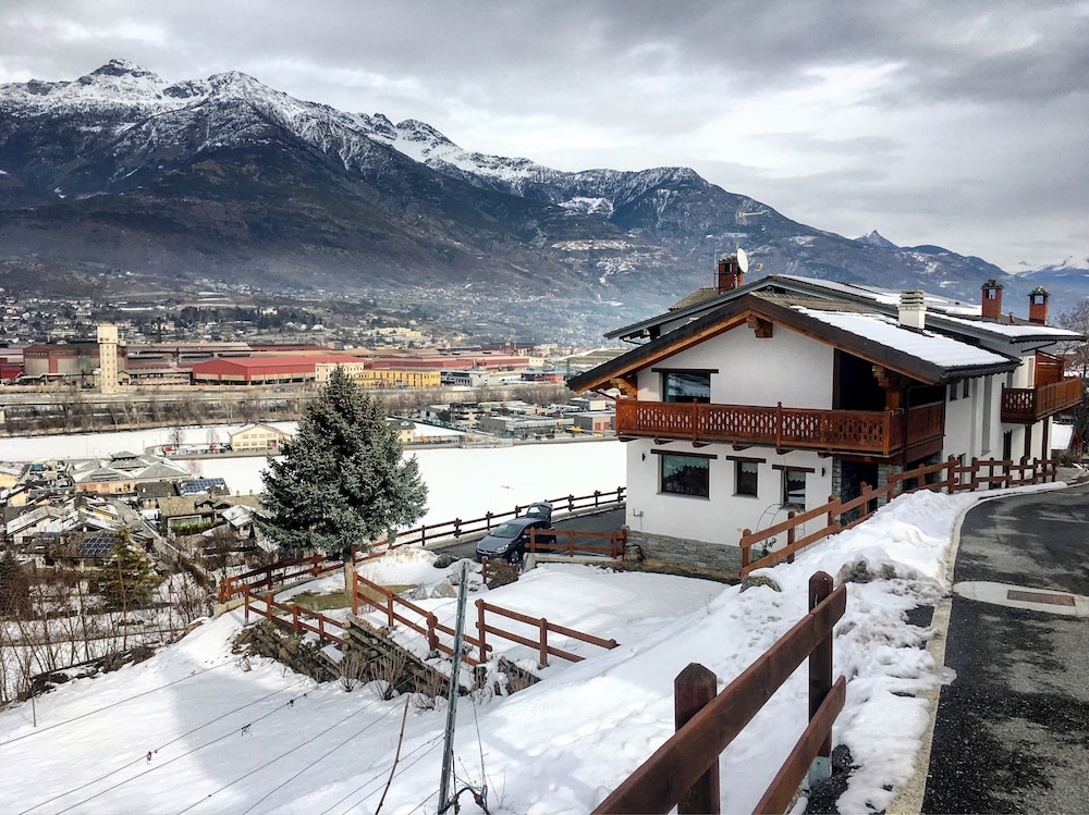 Chèvres à Cheval Apartment — 4-Star Luxury Hotel in Aosta, Italy