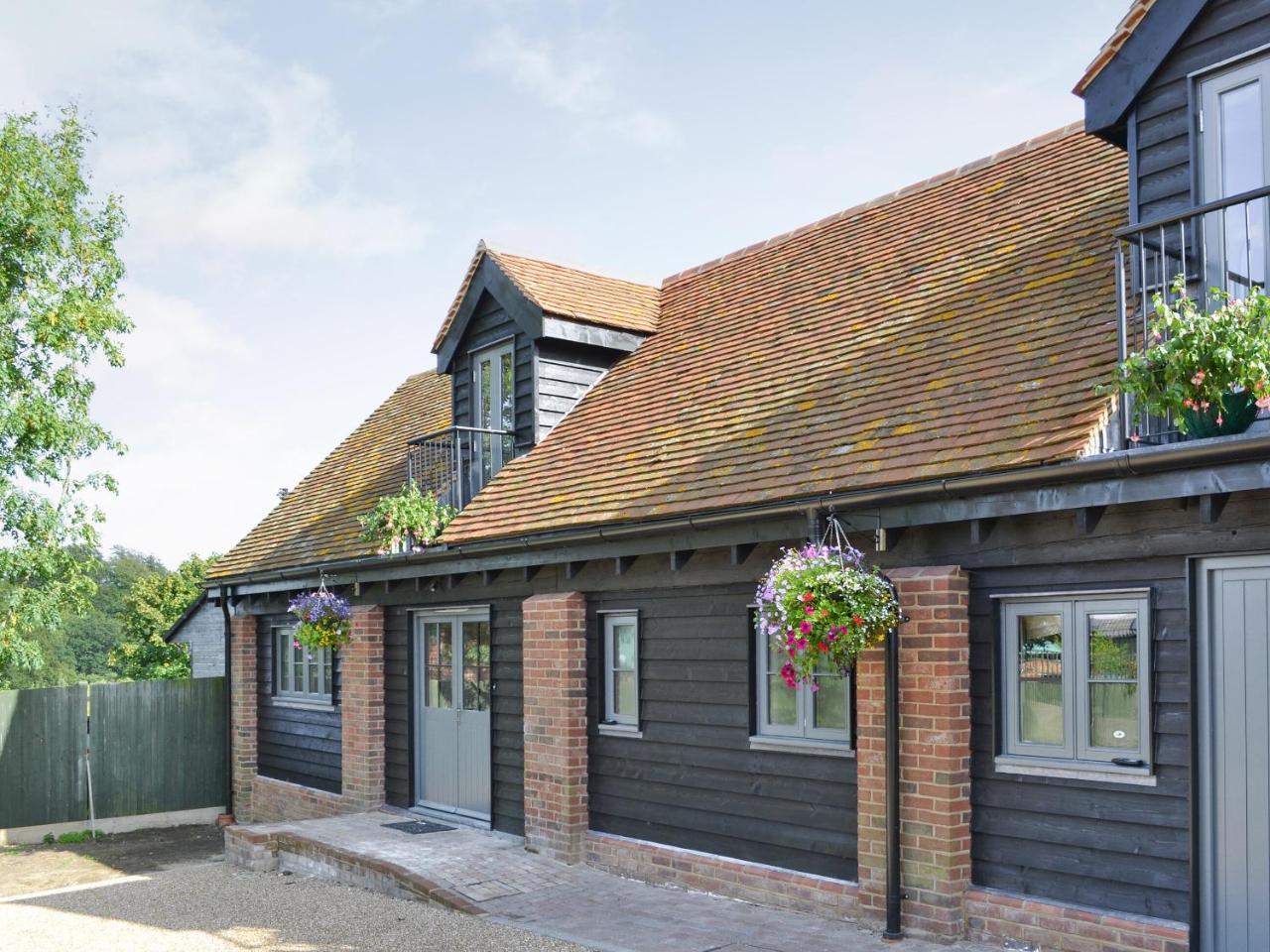 Cox Cottage Pqqq — 4-Star Luxury Hotel in Pembury, United Kingdom