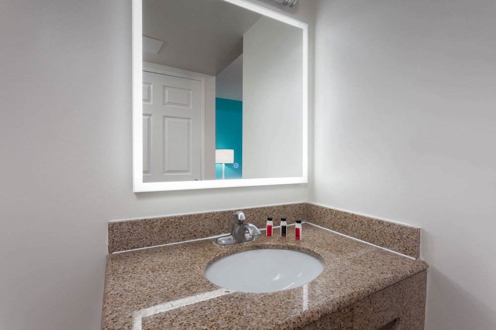 Howard Johnson by Wyndham San Diego Hotel Circle - photo 16