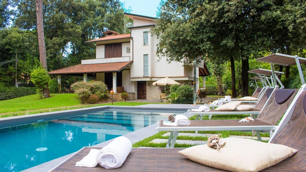 Villa La Meridiana 8 1 — 4-Star Luxury Hotel in Pietrasanta, Italy