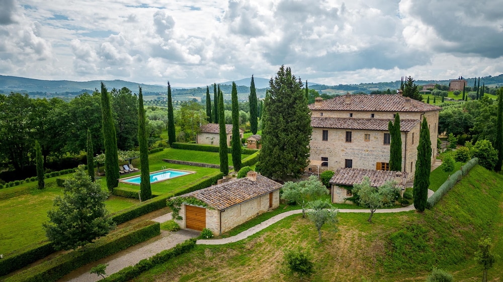 Il Poggio Alle Trese 14 Emma Villas — 4-Star Luxury Hotel in Citta Della Pieve, Italy