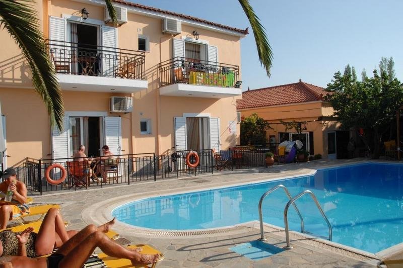 Lakis Studios - carbon neutral hotel in Stypsi