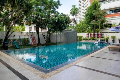 Shine Sukhumvit 33 Aparthotel Phrompong