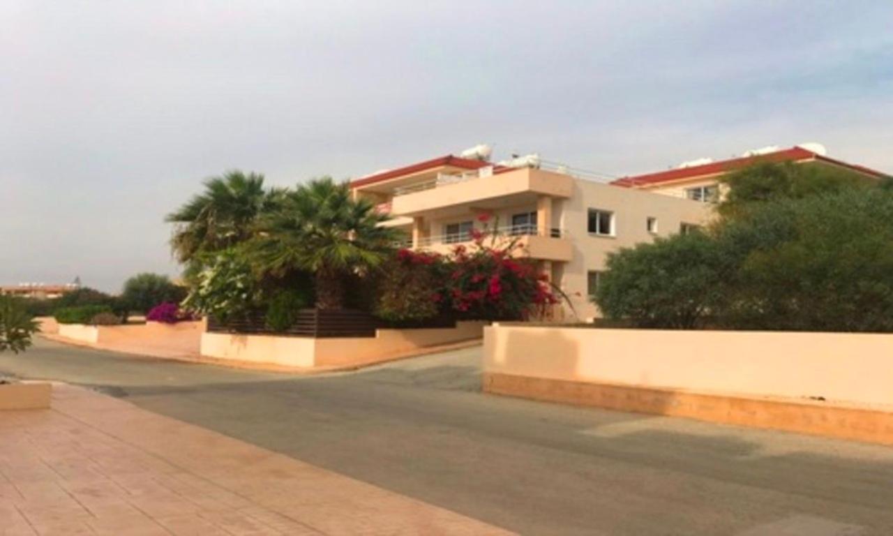2 bedroom with private garden walk to Nissi Beach communal swimming pool