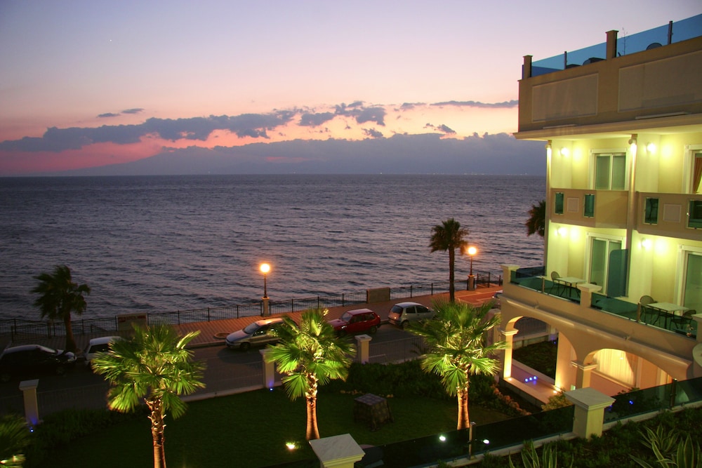 Gardenia Hotel — 4-Star Luxury Hotel in Motta San Giovanni, Italy