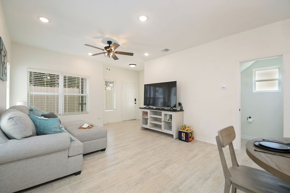 1 Mi to Historic Market Square Spacious Townhome — 4-Star Luxury Hotel in San Antonio, United States