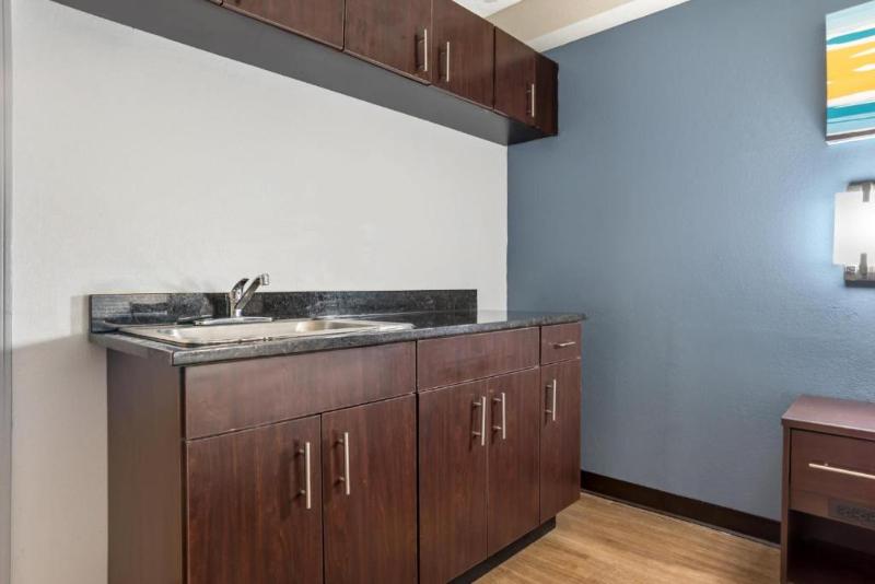 HomeTowne Studios by Red Roof Montgomery Midtown - photo 26