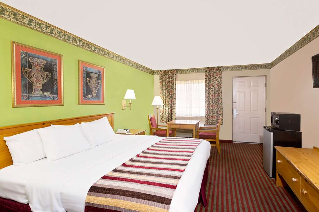 Days Inn & Suites by Wyndham Starkville - photo 5