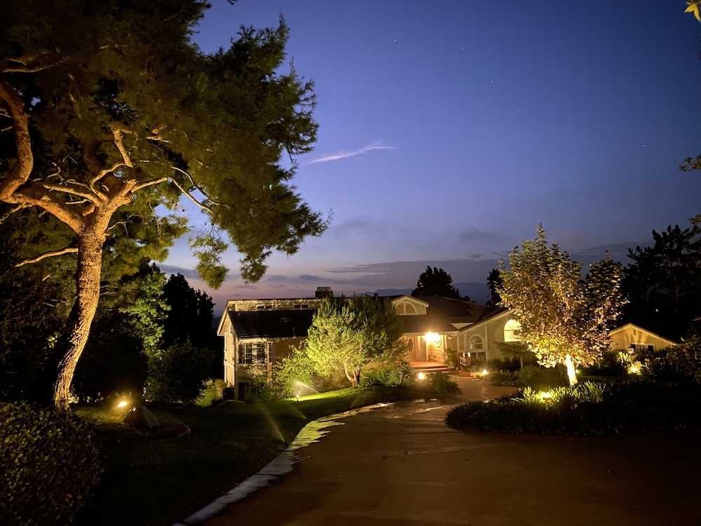 Twboord - carbon neutral hotel in Fallbrook